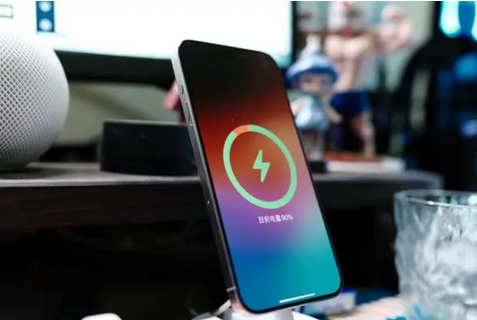 岱岳苹果15换屏服务分享用什么充电器给iPhone15充电更好 